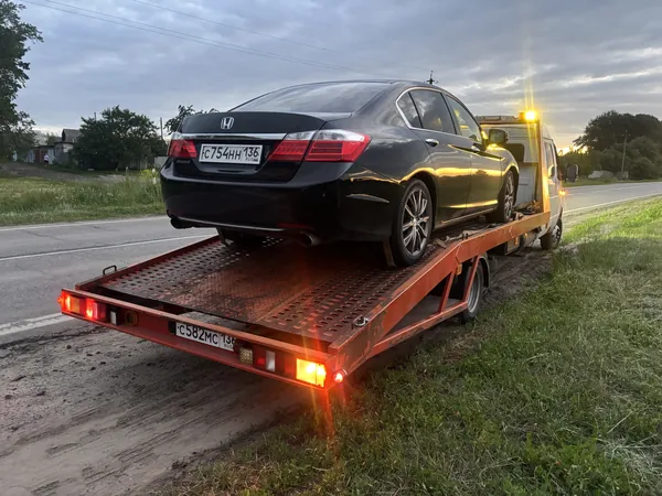 Легковой автомобиль Honda на платформе эвакуатора