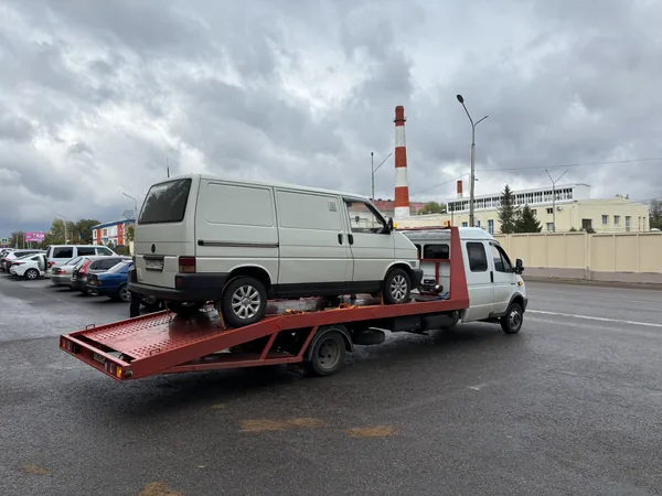 Перевозка белого фургона
